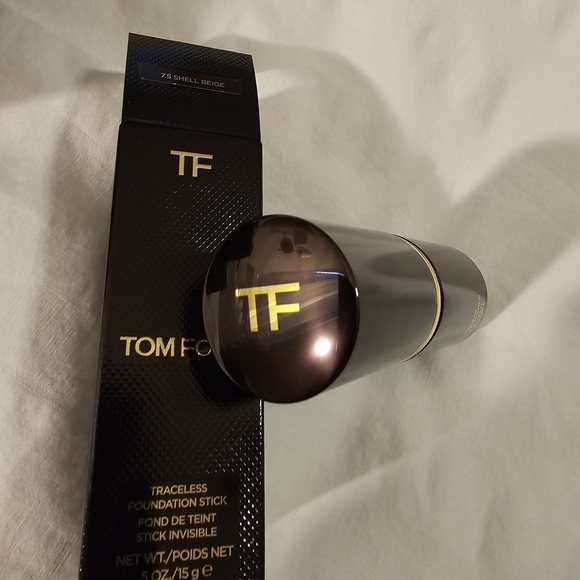 Tom Ford Traceless Foundation Stick in Shell Beige - Picture 2 of 6